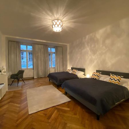 Spacious Apartment On Wenceslas Square Prag Exteriör bild
