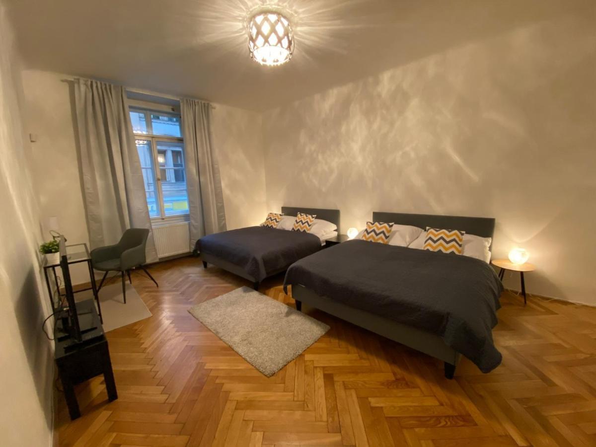Spacious Apartment On Wenceslas Square Prag Exteriör bild