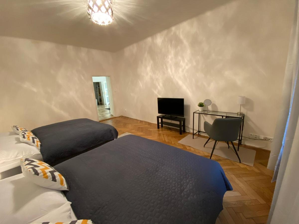 Spacious Apartment On Wenceslas Square Prag Exteriör bild
